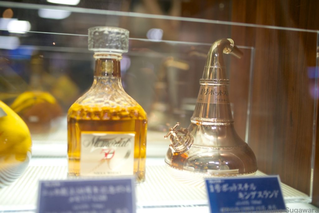 ニッカウイスキー仙台工場内の展示されているウイスキー