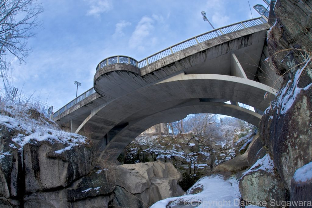 冬の磊々峡の覗橋